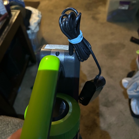 Eureka Elevate Cordless Vacuum Cleaner - Green and Black - Picture 6 of 6